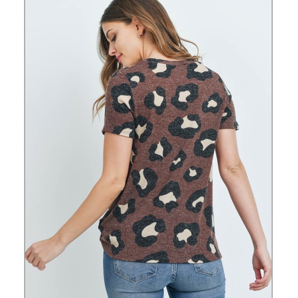 Mocha Leopard Print Short Sleeve Side Knotted Hem Top - Picture 4 of 6
